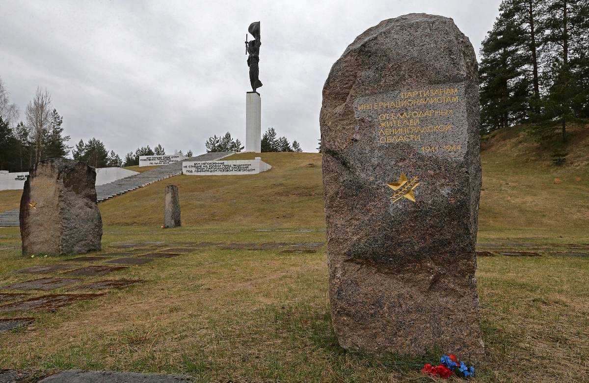 Памятник на могиле советских и испанских партизан (Луга)