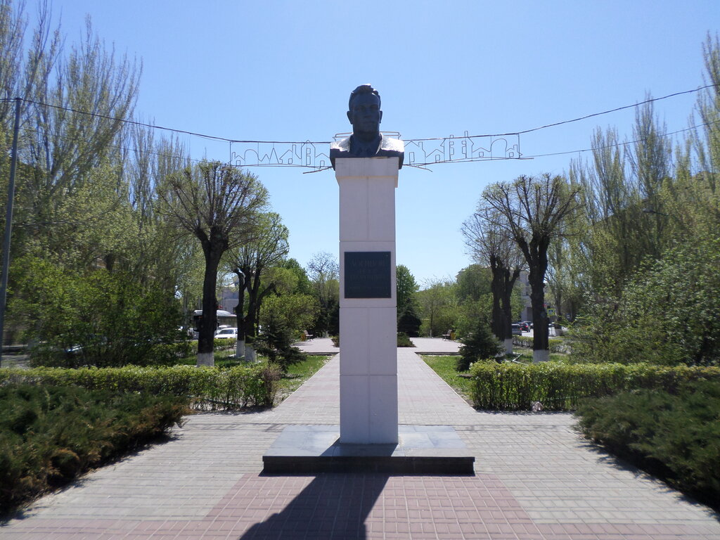 Памятник основателю города Ф. Г. Логинову (Волжский)