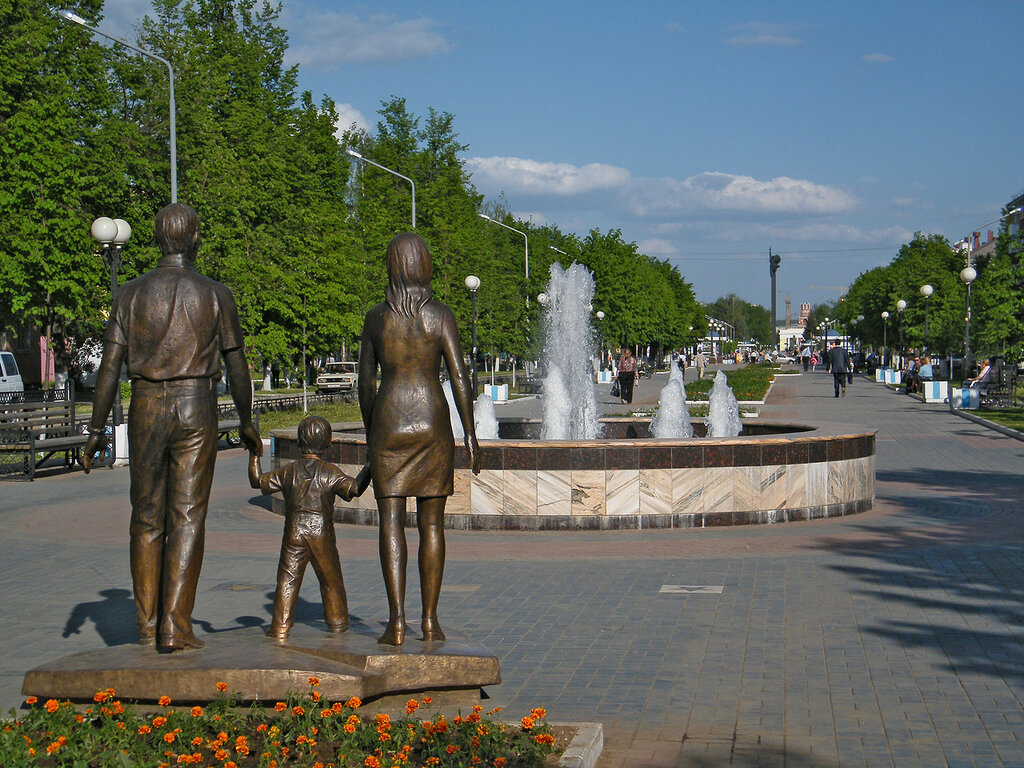 Скульптура «Счастливая семья» (Йошкар-Ола)