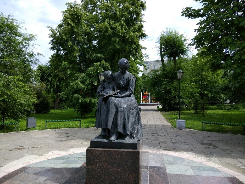 Памятник первой учительнице (Саратов)