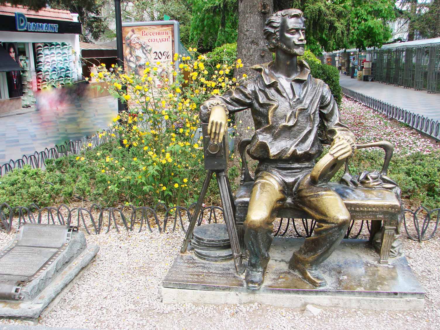 Памятник А. Ханжонкову (Ялта)